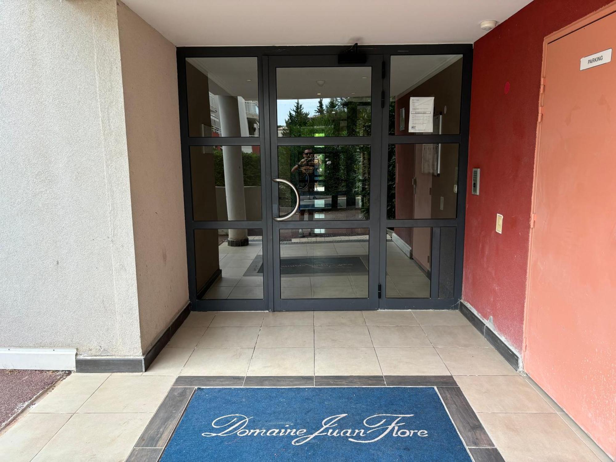אנטיב Beachside Apartment With Pool & Garden In Juan Les Pins מראה חיצוני תמונה